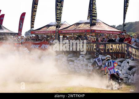 Wonthaggi, Australie, 17 mars 2024. Les coureurs MX2 partent hors route lors du Penrite ProMX Championship présenté par AMX Superstores sur la piste de motocross de Wonthaggi le 17 mars 2024 à Wonthaggi, Australie. Crédit : Santanu Banik/Speed Media/Alamy Live News Banque D'Images