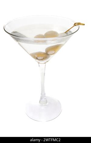 Un verre à martini rempli de boules d'olive et d'une tige en or. Le verre est assis sur un fond blanc Banque D'Images