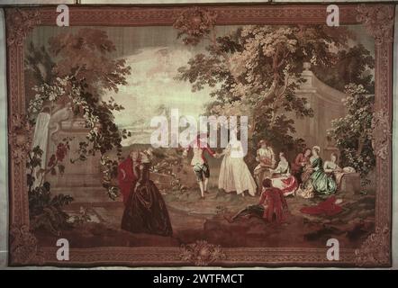Danse. Watteau, Jean Antoine (français, 1684-1721) (dessiné après) [peintre] Pater, Jean-Baptiste Joseph (français, 1695-1736) (dessiné après) [peintre] Bradshaw, George Smith (britannique, 1717-1812) (atelier) [tisserand] c. 1730-1760 dimensions de tapisserie : H 9'8' x l 14'9' matériaux/techniques de tapisserie : inconnu culture : English Weaving Center : London Ownership History : French & Co. acheté de Percival Farghar, 10/8/1917; vendu à R. B. Mellon 10/19/1921 [SS 4461]. French & Co. acheté de MRS Alan M. Scaife, 12/28/1939 [SS 41390]. Couple se promenant vers la fontaine (l, premier plan), couple dansant Banque D'Images