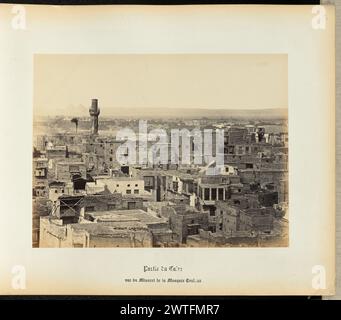 Partie du Caire vue depuis le minaret de la mosquée Ibn Tulun. Wilhelm Hammerschmidt, photographe (allemand, né en Prusse, mort en 1869) années 1860 Une vue sur le toit du Caire vue du haut du minaret de la mosquée Ibn Tulun ; au loin à gauche les pyramides sont faiblement visibles. (Recto) en haut à droite au crayon : '10' ; (verso) en bas à gauche au crayon : 'A32 22 (marteau)' Banque D'Images