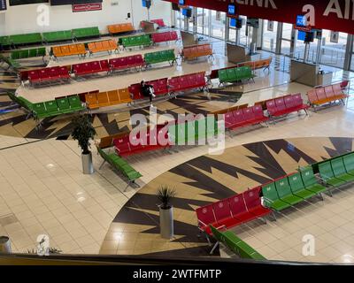 Johannesburg, Afrique du Sud. 07.03..24. Vue d'ensemble du coin salon à la porte d'embarquement de l'aéroport Banque D'Images