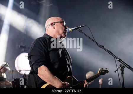 Pixies jouant en live au Kentish Town Forum, Londres, le 17 mars 2024 Black Francis (Charles Thompson) , chant, guitare rythmique les Pixies sont un groupe de rock alternatif américain formé en 86. Ils se sont dissous acrimonieusement en 93 mais se sont réunis en 2004. Les Pixies sont associés au boom du rock alternatif des années 90, et puisent dans des éléments tels que le punk rock et le surf rock. Leur musique est connue pour ses changements dynamiques « fort-silencieux-fort » et ses structures musicales. Banque D'Images