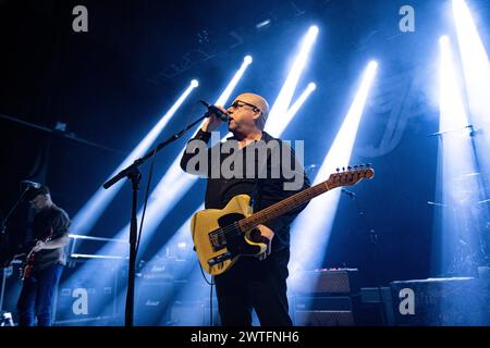 Pixies jouant en live au Kentish Town Forum, Londres, le 17 mars 2024 Black Francis (Charles Thompson) , chant, guitare rythmique les Pixies sont un groupe de rock alternatif américain formé en 86. Ils se sont dissous acrimonieusement en 93 mais se sont réunis en 2004. Les Pixies sont associés au boom du rock alternatif des années 90, et puisent dans des éléments tels que le punk rock et le surf rock. Leur musique est connue pour ses changements dynamiques « fort-silencieux-fort » et ses structures musicales. Banque D'Images