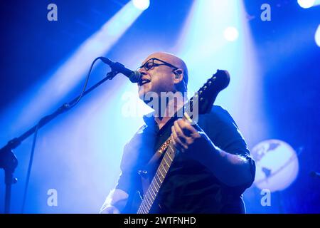 Pixies jouant en live au Kentish Town Forum, Londres, le 17 mars 2024 Black Francis (Charles Thompson) , chant, guitare rythmique les Pixies sont un groupe de rock alternatif américain formé en 86. Ils se sont dissous acrimonieusement en 93 mais se sont réunis en 2004. Les Pixies sont associés au boom du rock alternatif des années 90, et puisent dans des éléments tels que le punk rock et le surf rock. Leur musique est connue pour ses changements dynamiques « fort-silencieux-fort » et ses structures musicales. Banque D'Images