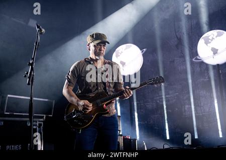 Pixies jouant en concert au Kentish Town Forum, Londres, le 17 mars 2024 Joey Santiago , guitariste, chœurs The Pixies est un groupe de rock alternatif américain formé en 86. Ils se sont dissous acrimonieusement en 93 mais se sont réunis en 2004. Les Pixies sont associés au boom du rock alternatif des années 90, et puisent dans des éléments tels que le punk rock et le surf rock. Leur musique est connue pour ses changements dynamiques « fort-silencieux-fort » et ses structures musicales. Banque D'Images