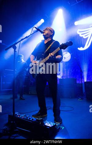 Pixies jouant en live au Kentish Town Forum, Londres, le 17 mars 2024 Black Francis (Charles Thompson) , chant, guitare rythmique les Pixies sont un groupe de rock alternatif américain formé en 86. Ils se sont dissous acrimonieusement en 93 mais se sont réunis en 2004. Les Pixies sont associés au boom du rock alternatif des années 90, et puisent dans des éléments tels que le punk rock et le surf rock. Leur musique est connue pour ses changements dynamiques « fort-silencieux-fort » et ses structures musicales. Banque D'Images