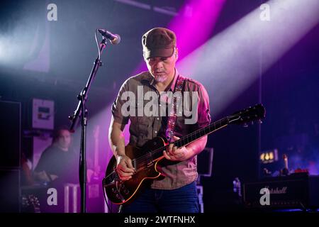 Pixies jouant en concert au Kentish Town Forum, Londres, le 17 mars 2024 Joey Santiago , guitariste, chœurs The Pixies est un groupe de rock alternatif américain formé en 86. Ils se sont dissous acrimonieusement en 93 mais se sont réunis en 2004. Les Pixies sont associés au boom du rock alternatif des années 90, et puisent dans des éléments tels que le punk rock et le surf rock. Leur musique est connue pour ses changements dynamiques « fort-silencieux-fort » et ses structures musicales. Banque D'Images