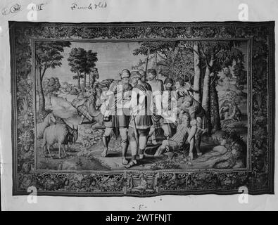 Joseph vendu en esclavage et emmené en Égypte ; Joseph est sorti de la fosse. Inconnu c. 1565 tapisserie matériaux / techniques : inconnu culture : Centre de tissage flamand : Bruxelles histoire de la propriété : Français & Co. Inscriptions : marque de ville sur la garde inférieure, inscriptions à gauche : inscription dans le cartouche de bordure inférieure : Mansue/tudo dans le paysage, les marchands ismaélite (Midianite) tirent Joseph hors de la fosse ; il est alors vendu pour 20 pièces d'argent; en l fond, après avoir enlevé le manteau de Joseph, les frères de Joseph tuent Kid, puis tachent le manteau avec son sang (Genèse 37:12-35) (BRD) festons noués par ruban avec des oiseaux, inte Banque D'Images