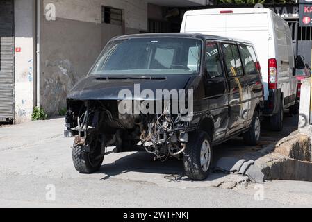 ISTANBUL, TURQUIE - 12 MARS 2024 : minibus après un accident dans le parking. Banque D'Images