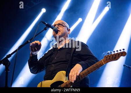 Pixies jouant en live au Kentish Town Forum, Londres, le 17 mars 2024 Black Francis (Charles Thompson) , chant, guitare rythmique les Pixies sont un groupe de rock alternatif américain formé en 86. Ils se sont dissous acrimonieusement en 93 mais se sont réunis en 2004. Les Pixies sont associés au boom du rock alternatif des années 90, et puisent dans des éléments tels que le punk rock et le surf rock. Leur musique est connue pour ses changements dynamiques « fort-silencieux-fort » et ses structures musicales. Banque D'Images