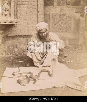 Photographie de portrait vintage. Charmeur de serpent égyptien. vers 1890 Banque D'Images