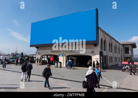 ISTANBUL, TURQUIE - 12 MARS 2024 : jetée de Kadikoy à Istanbul. Près de 150 000 passagers empruntent quotidiennement les ferries à Istanbul, en raison de la facilité d'accès. Banque D'Images