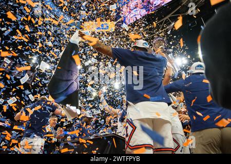 Minneapolis, Minnesota, États-Unis. 17 mars 2024. Les Illinois Fighting Illini célèbrent la victoire du match de championnat entre l'Illinois et le Wisconsin après le tournoi de basket-ball masculin TIAA Big10 2024 au Target Center de Minneapolis le 17 mars 2024. (Crédit image : © Steven Garcia/ZUMA Press Wire) USAGE ÉDITORIAL SEULEMENT! Non destiné à UN USAGE commercial ! Banque D'Images