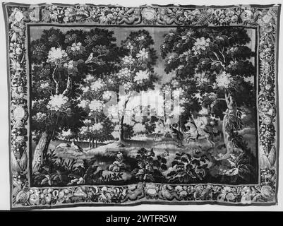 Paysage avec chasseurs montés et gibier à plumes. Inconnu c. 1690-1720 tapisserie dimensions : H 8'8' x l 12' tapisserie matériaux/techniques : inconnu culture : Centre de tissage français : Aubusson histoire de propriété : French & Co. acheté de Dolphin Antiquités le 19/12/1961 ; vendu à Jean Mikaeloff le 16/01/1962. Dans le paysage de prairie avec des arbres et des plantes à fleurs, 2 cavaliers avec des armes galopant vers 2 faisans (?) ; château à distance (BRD) guirlande florale entrecoupée de rubans noués et trophées de guerre ; (l & R BRD) paysage cartouche encadré par des feuilles d'acanthe et avec visage de chérub au point médian ; écailles avec fla Banque D'Images