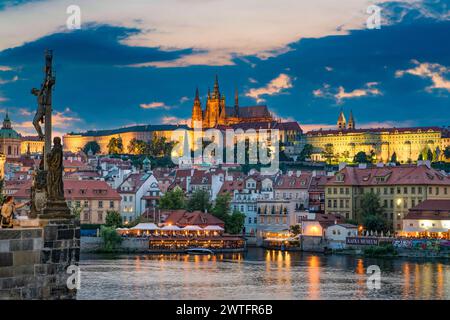 La cathédrale Saint-Guy du Château de Prague et de la vieille ville, au crépuscule Banque D'Images
