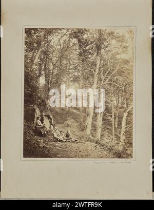 Repos de la lecture. Winterdyne. Major F. Gresley, photographe (britannique, 1807 - 1880) vers 1862–1868 Une femme et trois enfants se sont rassemblés dans une clairière dans les bois. La femme est assise dos à une petite structure ressemblant à une hutte. Deux des enfants sont assis sur le sol, tandis que le troisième est assis dans une petite chaise en osier. (Recto, monture) en bas à droite, en dessous de l'image, crayon dans la main de Sir John Joscelyn Coghill : 'repos du jeu. Winterdyne. [Espace] Major Gresley.' ; en bas à droite, crayon : '12'; Banque D'Images