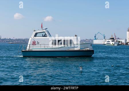 ISTANBUL, TURQUIE - 15 MARS 2024 : conçu par la municipalité d'Istanbul, le nouveau véhicule de transport maritime d'Istanbul, taxi maritime sur la mer. Banque D'Images