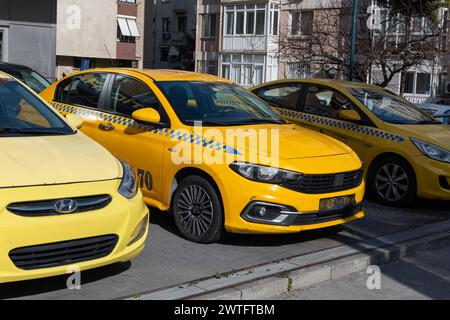 ISTANBUL, TURQUIE - 10 MARS 2024 : véhicule de taxi jaune turc sur la galerie automobile. 22 000 lignes de taxi Istanbul sont en service. Banque D'Images