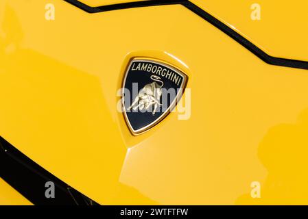 ISTANBUL, TURQUIE - 15 MARS 2024 : logo Lamborghini sur une carrosserie jaune. Banque D'Images