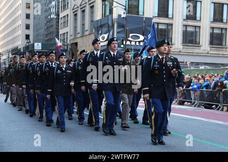 Une escorte militaire pour le 69th Regiment of New York marche dans le préparé Patrick's Day Parade sur la Cinquième Avenue à New York, New York, samedi 16 mars 2024. Le Patrick's Day Parade, l'une des traditions les plus anciennes et les plus grandioses de New York, a lieu pour la 263e fois le long de la Cinquième Avenue. (Photo : Gordon Donovan) Banque D'Images