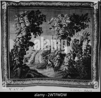 Paysage fantastique avec des colonnes torsadées. Inconnu c. 1780-1800 dimensions de tapisserie : H 8' x l 9'6' matériaux/techniques de tapisserie : inconnu culture : Centre de tissage français : Aubusson histoire de propriété : Français & Co. acheté de Mr. E. Rokhsar [Rohksar ?/ Rokshar ?] Reçu le 26 juillet 1962 ; vendu à Jean Mikaeloff le 25 juin 1963. Paysage encadré par une paire d'arbres feuillus avec grue au premier plan ; pavillons flanquant la colline avec escalier menant au portique et colonnes torsadées en arrière-plan (BRD) bordure de cadre photo avec piastres alternés stylisés superposés sur fond hachuré avec têtes de fleurs ; acant Banque D'Images