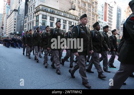 Une escorte militaire pour le 69th Regiment of New York marche dans le préparé Patrick's Day Parade sur la Cinquième Avenue à New York, New York, samedi 16 mars 2024. Le Patrick's Day Parade, l'une des traditions les plus anciennes et les plus grandioses de New York, a lieu pour la 263e fois le long de la Cinquième Avenue. (Photo : Gordon Donovan) Banque D'Images