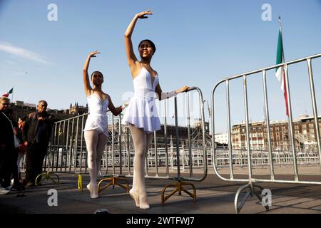 Mexico, Mexique. 17 mars 2024. Une fille participe à la danse principale du Staatsballett Berlin, Elisa Carrillo Cabrera ballet massive class dans le cadre du Women's Time : Festival for Equality à Mexico City Zocalo. Le 17 mars 2024 à Mexico, Mexique (crédit image : © Luis Barron/eyepix via ZUMA Press Wire) USAGE ÉDITORIAL SEULEMENT! Non destiné à UN USAGE commercial ! Banque D'Images