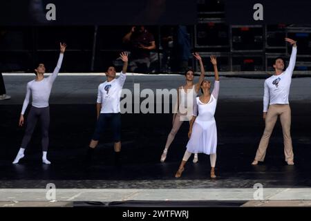 Mexico, Mexique. 17 mars 2024. 17 mars 2024, Mexico, Mexique : la danseuse principale du Staatsballett Berlin, Elisa Carrillo Cabrera, enseigne une classe de ballet massive à laquelle ont assisté plus de 5000 participants, dans le cadre du Women's Time : Festival for Equality à Mexico City Zocalo. Le 17 mars 2024 à Mexico, Mexique (photo de Luis Barron/Eyepix Group/SIPA USA) crédit : SIPA USA/Alamy Live News Banque D'Images