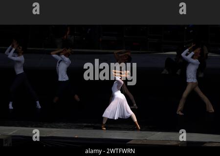 Mexico, Mexique. 17 mars 2024. 17 mars 2024, Mexico, Mexique : la danseuse principale du Staatsballett Berlin, Elisa Carrillo Cabrera, enseigne une classe de ballet massive à laquelle ont assisté plus de 5000 participants, dans le cadre du Women's Time : Festival for Equality à Mexico City Zocalo. Le 17 mars 2024 à Mexico, Mexique (photo de Luis Barron/Eyepix Group/SIPA USA) crédit : SIPA USA/Alamy Live News Banque D'Images