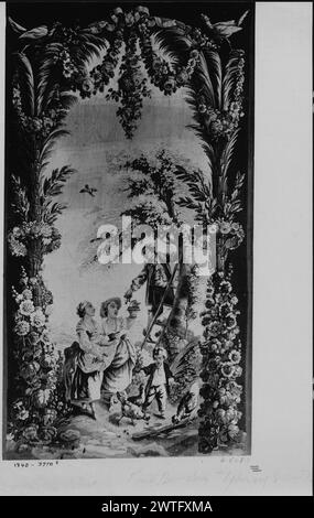 Cueilleurs de cerises. Huet, Jean-Baptiste (français, 1745-1811) (dessiné après) [peintre] c. 1785-1800 tapisserie dimensions : H 8'3' x l 4'5' tapisserie matériaux/techniques : inconnu culture : Centre de tissage français : Aubusson histoire de propriété : Français & Co. acheté de Jacques Seligmann & Co., reçu le 13/02/1917 ; vendu à l'hôtel Carlyle le 3/18/1958 (probablement). Les jeunes sur une échelle allongée contre un arbre mains cerises à 2 filles sur le sol ; enfant nourrissant des cerises aux poules au premier plan (BRD) scène encadrée par des palmiers formant une arche et ornée de fleurs sauvages à la base, couronnes au milieu et festons floraux à travers un Banque D'Images