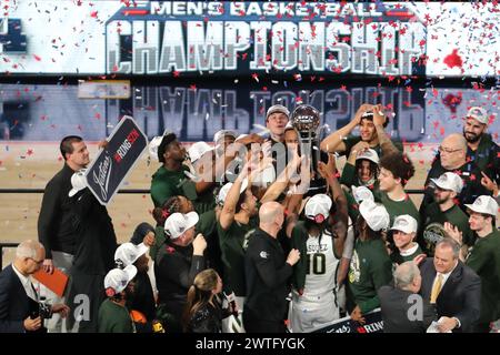 Fort Worth, Texas, États-Unis. 17 mars 2024. L'équipe masculine de basket-ball de l'UAB remporte le trophée du championnat de basket-ball masculin de l'AAC au milieu du terrain après la conclusion de la finale du championnat masculin de basket-ball de l'American Athletic Conference dimanche à Dickies Arena à Fort Worth, Texas. UAB a battu temples 85-69 et a poinçonné son billet pour March Madness. (Crédit image : © Brian McLean/ZUMA Press Wire) USAGE ÉDITORIAL SEULEMENT! Non destiné à UN USAGE commercial ! Banque D'Images