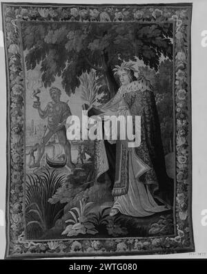 Scène mythologique avec Colosse de Rhodes. Inconnu c. 1670 dimensions de tapisserie : H 9'4' x l 7'2' matériaux/techniques de tapisserie : inconnu culture : Centre de tissage français : Aubusson histoire de propriété : French & Co. acheté de James Parmelee, reçu le 5/14/1914 ; retourné à Mr. J. Parmelee, Washington D. C., 2/11/1922. Inscriptions : inscription sur la garde extérieure inférieure, à droite : [fleur-de-lys] [5 lettres de l'inscription restante sont coupées en deux, transversalement, ce qui la rend illisible] dans le paysage, figure non identifiée portant un manteau riche, tient livre et branche de laurier ; colosse de Rhodes chevauche la bouche de ha Banque D'Images