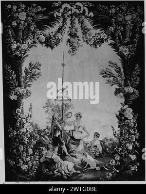 Maypole dance. Huet, Jean-Baptiste (français, 1745-1811) (dessiné après) [peintre] c. 1785-1800 tapisserie dimensions : H 8'1' x l 6'5' tapisserie matériaux/techniques : laine, soie culture : Centre de tissage français : Aubusson histoire de propriété : Français & Co. acheté de Jacques Seligmann & Co., reçu le 13/02/1917 ; vendu à la comtesse Sala 5/10/1950 [SS 3970-a]. French & Co. reçu de Mr. Henri Azria le 21/11/1961 ; retourné le 2/28/1966 [SS E-204-x]. Dans un paysage avec des arbres et des plantes à fleurs, un jeune et une fille dansent autour d'un poteau ; 2 filles s'inclinent à leurs pieds, l'une jouant de la flûte (l) et l'autre avec un BA Banque D'Images