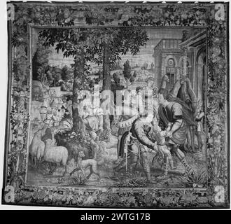 Tobit et Anna (Anne) avec leur fils Tobias. Inconnu c. 1535-1550 tapisserie dimensions : H 14' x l 15'2' tapisserie matériaux/techniques : inconnu culture : Centre de tissage flamand : Bruxelles historique de propriété : vendu à Amsterdam, 4/12/1932, lot 304. French & Co. reçu de la comtesse Elizabeth Obendorff le 29/1953 ; retourné le 1/10/1956. Inscriptions : marque de ville sur la garde inférieure, à gauche ; marque de tisserand non identifiée sur la garde inférieure, à droite dans le paysage, Tobit ramasse le jeune Tobias alors qu'Anna attend à côté de lui à cheval ; chameaux et moutons à proximité (Tobit 1:1-9) (BRD) bouquets de fleurs et de fruits surdimensionnés contre p Banque D'Images
