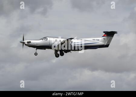 HB-FXK, un Pilatus PC-12NGX exploité par Pilatus Flugzeugwerke AG, arrivant à la RAF Fairford pour le Royal International Air Tattoo 2023 (RIAT23). Banque D'Images