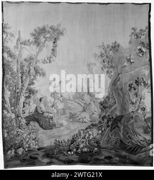 PAN et nymphes jouant de la musique dans le paysage. Inconnu c. 1760 dimensions de tapisserie : H 9'8' x l 8'6'' matériaux / techniques de tapisserie : inconnue culture : Centre de tissage français : Aubusson histoire de propriété : Français et Co. (feuille de stock dit : '... manquant' & ne fournit aucune autre information). Dans un paysage avec des plantes à fleurs, des vignes et des arbres ornés de guirlandes florales (l), Pan est assis sur un monticule herbeux (l) jouant de la pipe de roseau comme une nymphe danse et joue des cymbales ; d'autres nymphes jouent de divers instruments de musique ; grand panier rempli de fruits dans les bordures de premier plan manquantes. French & Co. feuille de stock dans les archives, 55571-c R Banque D'Images