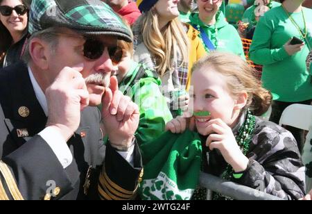 Prog Louis, États-Unis. 21 mars 2024. Prog Louis Fire Chief Dennis Jenkerson compare sa moustache avec une moustache verte qu'un gosse de parade porte lors de la parade annuelle de l'Ancient Order of Hibernians Patricks Day en un Louis le dimanche 17 mars 2024. Photo de Bill Greenblatt/UPI crédit : UPI/Alamy Live News Banque D'Images