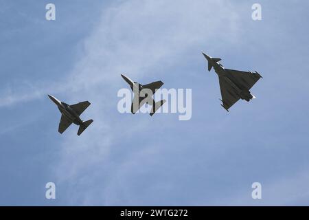 Un trio d'avions de l'armée de l'air italienne survolent la RAF Fairford dans le Gloucestershire, en Angleterre, peu de temps avant d'arriver pour participer au Royal International Air Tattoo 2023. Le trio était composé de deux Leonardo T-346A Masters (CSX55223 et MM55224) et d'un Eurofighter F-2000A Typhoon (CSX7352). Banque D'Images