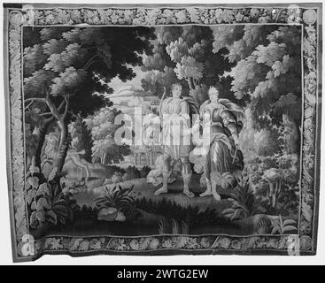 Diana chasse avec Apollon ou Endymion. Inconnu c. 1675-1750 dimensions de tapisserie : H 9'3' x l 12'9' tapisserie matériaux / techniques : inconnu culture : Centre de tissage flamand : inconnu historique de propriété : Français et Co. acheté de Harvey Sacks 9/9/1967 [aussi listes : 9/13/1967]. Diana chasse avec Apollo ou Endymion pour cerfs en forêt (BRD) guirlandes torsadées de feuillage et de fleurs, médaillons dans les coins Français et Co. feuille de stock dans les archives, M-82-x Banque D'Images