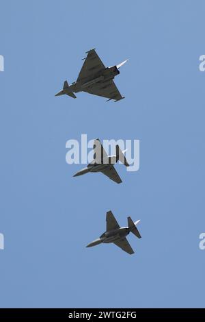 Un trio d'avions de l'armée de l'air italienne survolent la RAF Fairford dans le Gloucestershire, en Angleterre, peu de temps avant d'arriver pour participer au Royal International Air Tattoo 2023. Le trio était composé de deux Leonardo T-346A Masters (CSX55223 et MM55224) et d'un Eurofighter F-2000A Typhoon (CSX7352). Banque D'Images