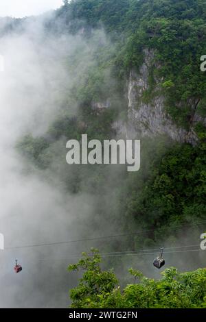 Le téléphérique de la montagne Tianmen dans le parc national de la montagne Tianmen est le plus long trajet en tramway au monde. Banque D'Images