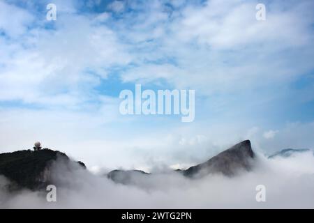 Le brouillard commence à se dissiper le long de la ligne d'horizon du parc national de la montagne Tianmen, en Chine. Banque D'Images