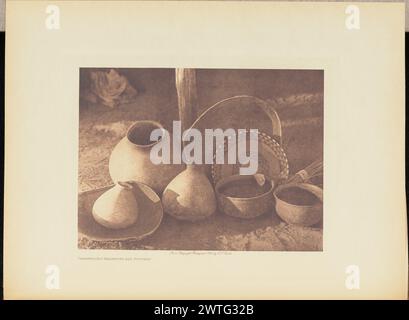 Chemehuevi vannerie et poterie. Edward S. Curtis, photographe (américain, 1868 - 1952) négatif 1924, tirage 1926 Une collection de paniers tissés et de poteries Chemehuevi. Les pots ont des bases rondes et des cols étroits. (Recto, feuille) en bas à gauche, au-dessous de l'image, texte imprimé marron : 'Chemehuevi Basketry and Pottery' ; en bas au centre, au-dessous de l'image, texte imprimé marron : 'From Copyright Photograph 1924 by E.S. Curtis'; Banque D'Images