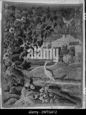 Paysage avec oiseau tombant. Inconnu c. 1700-1725 dimensions de tapisserie : H 7'9' x l 5'11' tapisserie matériaux/techniques : inconnu culture : Centre de tissage français : Aubusson histoire de propriété : French & Co. acheté du Chicago Institute of Art, reçu le 28/1944 ; vendu au Mr. Alphonse M. Schmitt le 9/8/1947. Grand oiseau au centre parmi le buisson folié et fleuri et les plantes par une rivière ; oiseau plus petit tombant de la branche dans le coin supérieur droit ; château en arrière-plan avec des bâtiments supplémentaires sur les collines dans les frontières de distance manquantes (Soustelle). La tapisserie est un fragment mettant en évidence la section du champ d'un Banque D'Images