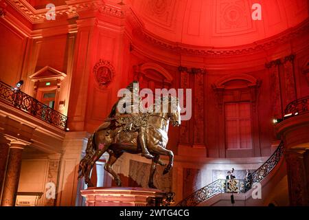 Berlin, Allemagne. 14 mars 2024. La salle du Grand Dôme dans le Musée Bode avec la copie de la statue équestre du Grand électeur sur son piédestal original lors de la cérémonie de remise des prix de la Fondation Einstein. Crédit : Jens Kalaene/dpa/Alamy Live News Banque D'Images