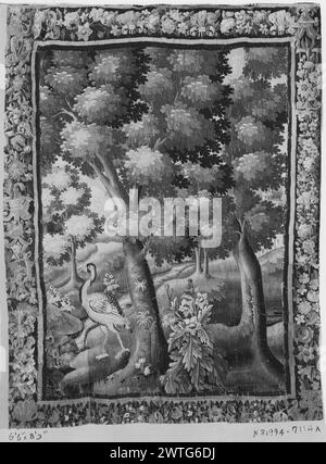 Paysage avec des oiseaux. Inconnu c. 1700 tapisserie dimensions : H 8'5' x l 6'6' tapisserie matériaux/techniques : inconnu culture : Centre de tissage français : Aubusson historique de propriété : Français & Co. reçu de MRS Preston Davie 3/1941 ; retourné le 20/12/1949. Grand oiseau parmi les plantes à fleurs et les arbres, rivière qui coule (BRD) bordure florale avec des feuilles d'acanthe, bouquets de fleurs liées par ruban ; (LWR l BRD) éléments décoratifs ; (UPR R BRD) canopée avec pompons suspendus dans le coin cette tapisserie est une pièce composite, avec un champ potentiellement flamand. La frontière est composée de fragments de plusieurs Marches Re Banque D'Images
