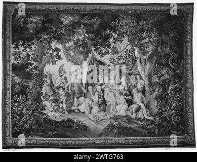Famille de Darius avant Alexandre. Le Brun, Charles (français, 1619-1690) (dessiné après) [peintre] c. 1700-1725 tapisserie dimensions : H 11'5' x l 15'2' tapisserie matériaux/techniques : culture inconnue : histoire de la propriété flamande : Français & Co. reçu de P. Lorillard, facturé le 18/11/1929. États-Unis, New York, New York, Harvard Club de New York. Alexander & Hephaestion, tous deux en armure avec des casques à plumes console les femmes de la famille de Darius ; Army & Army tentes (BRD) abstrait motif de feuille d'acanthus avec moulures de feuillage dans chaque coin version variante avec moins de figures et plus de végétation. Français et Banque D'Images