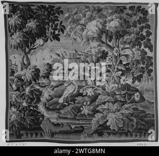 Paysage avec oiseau. Inconnu c. 1700-1740 dimensions de tapisserie : H 7'9' x l 8'7' tapisserie matériaux / techniques : inconnu culture : Centre de tissage français : Aubusson histoire de propriété : Français & Co. Grand oiseau parmi les plantes à fleurs, les arbres et la rivière enjambés par un pont avec 3 arches ; ville en arrière-plan et collines dans la distance frontières manquantes. Pas de feuille de stock français et anglais dans les archives, pas de numéro de stock Banque D'Images