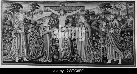 Crucifixion. Inconnu c. 1525-1550 dimensions de tapisserie : H 3'3' x l 6'10' matériaux/techniques de tapisserie : inconnu culture : Centre de tissage du Sud des pays-Bas : inconnu historique de propriété : Français et Co. reçu de Felix Gouled, 12/1941 ; retourné, 4/28/1942 [SS 75742]. French & CO. acheté chez Felix Gouled, 6/30/1950 [SS 51640x]. Inscriptions : inscription dans le champ central, sur la croix : INRI [=Iesus Nazarenus Rex Iudaeorum] Christ sur la croix flanquée de Vierge Marie & Peter (l) & préparé Jean l'évangéliste & un autre saint (=équipé James le Grand ?) (R) ; élaboré Mary Madeleine agenouillée au pied de la croix de Bor Banque D'Images