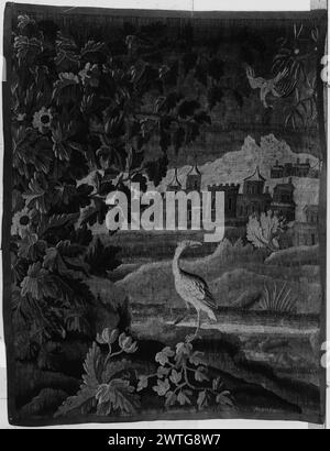 Paysage avec oiseau tombant. Inconnu c. 1700-1725 dimensions de tapisserie : H 7'9' x l 5'11' tapisserie matériaux/techniques : inconnu culture : Centre de tissage français : Aubusson histoire de propriété : French & Co. acheté du Chicago Institute of Art, reçu le 28/1944 ; vendu au Mr. Alphonse M. Schmitt le 9/8/1947. Grand oiseau au centre parmi le buisson folié et fleuri et les plantes par une rivière ; oiseau plus petit tombant de la branche dans le coin supérieur droit ; château en arrière-plan avec des bâtiments supplémentaires sur les collines dans les frontières de distance manquantes (Soustelle). La tapisserie est un fragment mettant en évidence la section du champ d'un Banque D'Images